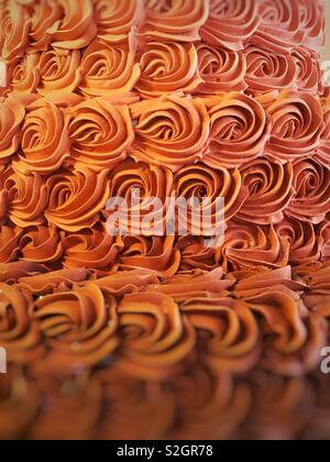 Roses crème décadent délicieux gâteau de mariage sur closeup Banque D'Images