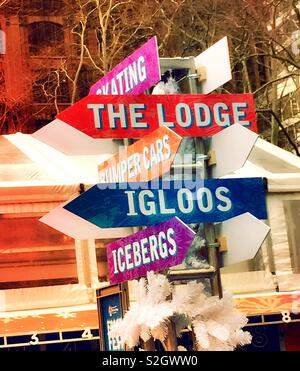 Decorative sign post points pour les différents événements dans le village d'hiver de la Bank of America frost fest, Bryant Park, New York, USA Banque D'Images