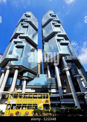 Un tramway par le Lippo Centre à Hong Kong. Banque D'Images