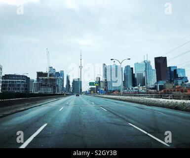 Le centre-ville de Toronto vue depuis l'autoroute Gardiner Banque D'Images