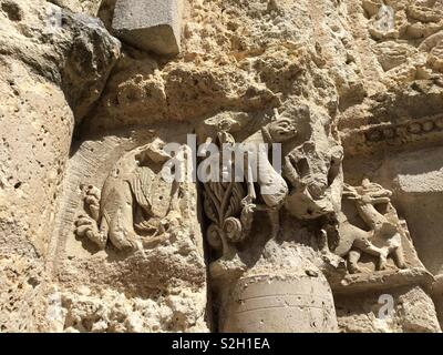 La sculpture romane à l'Ouest avant d'une église à Aubeterre sur Dronne, représentant la lutte apocalyptique entre le bien et le mal. Banque D'Images