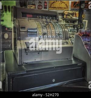 Vintage caisse enregistreuse à Toeka Stoor, Paarl, Afrique du Sud. Banque D'Images