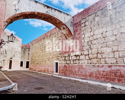 Rues désertes au vieux fort à La Havane à Cuba. Banque D'Images