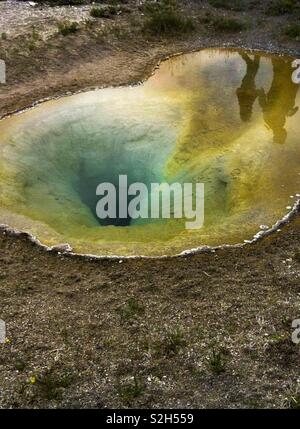 Cette photo a été prise au Parc National de Yellowstone. Il y a un reflet dans l'eau. Banque D'Images