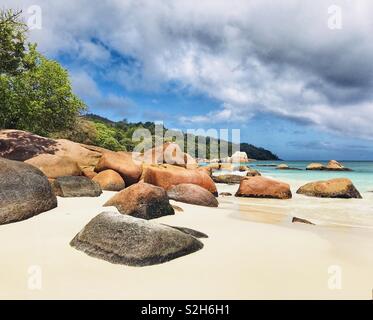 Zoom sur la plage d'Anse Lazio, Praslin Island, Seychelles. Banque D'Images