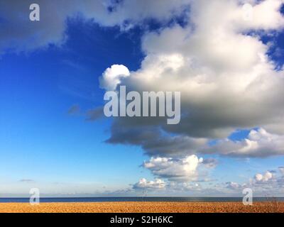 Nuages au-dessus de l'immense plage à traiter, Kent, UK Banque D'Images