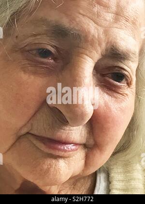 Vieille et belle dame. Voir de très près. Banque D'Images