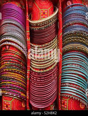 Bangles indiens colorés sur l'écran dans une pochette spécialement faite. Banque D'Images