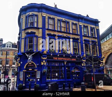 L'architecture victorienne de la charpentiers de bras, d'un pub traditionnel, construit en 1884, près de la gare de London Bridge à Londres, Angleterre Banque D'Images