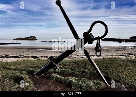 De vieux navires ancre sur littoral North Berwick Banque D'Images