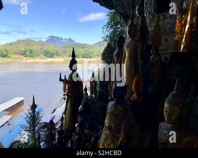 Regardant par le Bouddha cave temple à travers les collines de la rivière à Pak Ou au Laos Banque D'Images