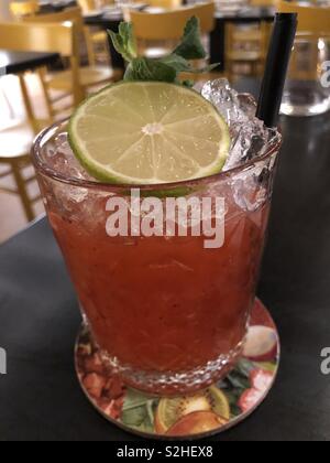 Caipirinha cocktail brésilien, dans un reataurant Banque D'Images