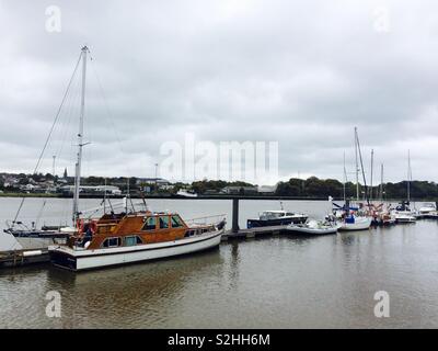 Yachts et bateaux amarrés à la jetée ou une passerelle sur une rivière à Waterford Irlande Banque D'Images