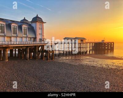 Penarth pier, Penarth, Vale of Glamorgan, sunrise, février. Banque D'Images