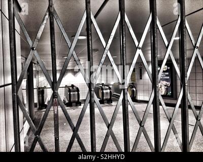 Des volets fermés menant à la déserté les escaliers mécaniques à la station de métro London Bridge, Angleterre, Royaume-Uni. Banque D'Images