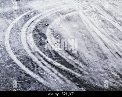 Les traces de pneus dans la glace sur la route gelée Suède Banque D'Images