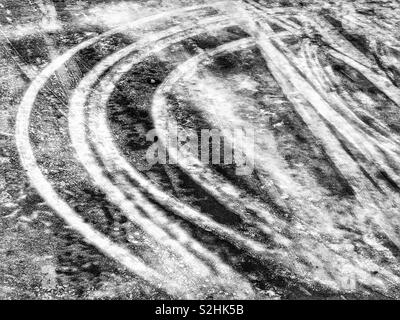 Pistes incurvées dans la glace sur la route gelée, la Suède, Scandinavie Banque D'Images