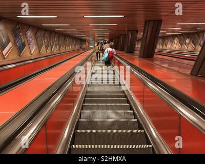 Budapest, Hongrie - 14 juin 2017 : pour les usagers du transport en commun, descendre un escalier raide à la ligne 3 station Kalvin Ter. Banque D'Images