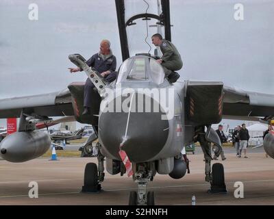 Tornado jet sur ligne de vol avec équipage Banque D'Images