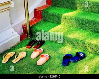 Chaussures en face de temple bouddhiste Banque D'Images