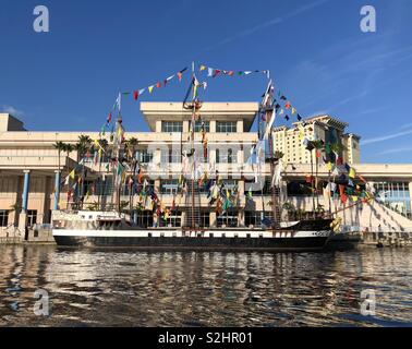 Le Jose Gasparilla Pirate Ship est arrimé le long du front de mer de Tampa. Le navire est l'élément principal de l'invasion du Tampa et Gasparilla pirate festival qui attire des centaines de milliers de personnes. Banque D'Images