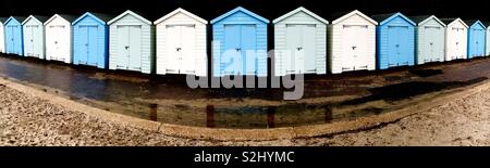 Beach Huts, Avon Beach, Mudeford, Christchurch, Dorset, Angleterre, Royaume-Uni Banque D'Images