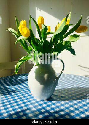 Palette de couleur- bleu et jaune. Tulipes jaunes Banque D'Images
