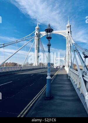 Albert Bridge sur la Tamise dans le sud de Londres en Angleterre Banque D'Images