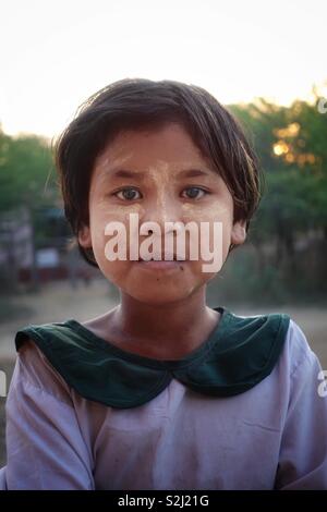 Peu de jeunes filles birmanes. Portrait par le coucher du soleil. Mignon et innocent Banque D'Images