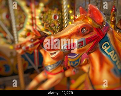 Chevaux de foire sur une ancienne merry go round Banque D'Images