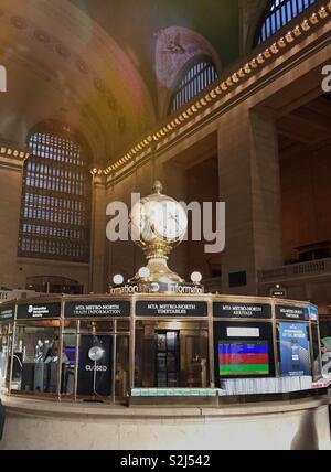 L'horloge massive au-dessus du kiosque d'information dans le grand hall de la gare Grand Central est à quatre faces, New York City, USA Banque D'Images