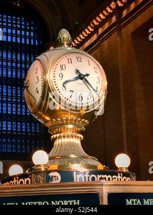 L'horloge massive au-dessus du kiosque d'information dans le grand hall de la gare Grand Central est à quatre faces, New York City, USA Banque D'Images