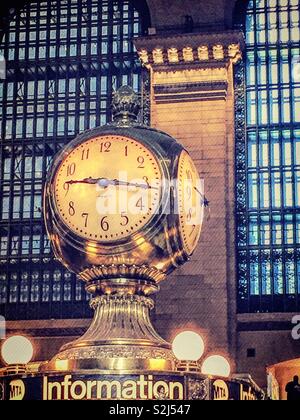 L'horloge massive au-dessus du kiosque d'information à Grand Central Terminal est situé dans le Grand Concourse, NYC, USA Banque D'Images