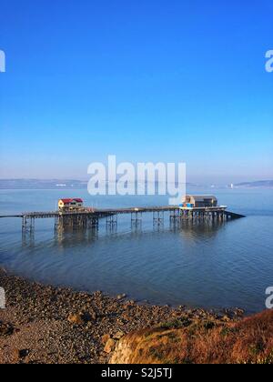 Mumbles pier avec les anciens et nouveaux postes de sauvetage, la Baie de Swansea, Pays de Galles du Sud-Ouest, février 2019. Banque D'Images