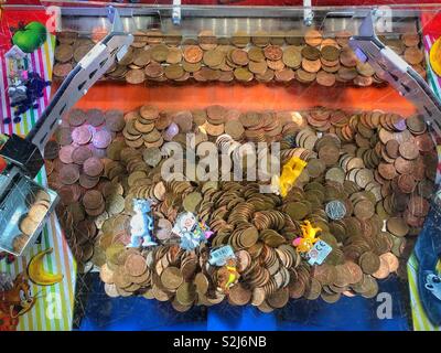 Penny tombe dans un jeu de jeux électroniques Banque D'Images