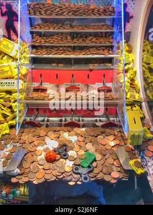 Penny falls machine dans une station de jeux électroniques. Banque D'Images