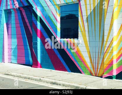 Rayures colorées sur l'ancien bâtiment de brique murale au centre-ville de Saint Petersburg, Floride Banque D'Images