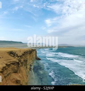 Belle vue sur la côte et les montagnes en arrière-plan. Vagues qui les falaises. Photo prise dans le parc national de Paracas, Pérou Banque D'Images