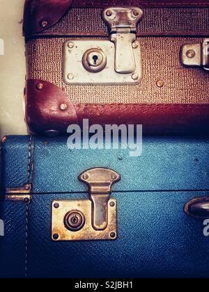 Vintage brown et bleu valises empilés pour vendre à un antiquaire Banque D'Images