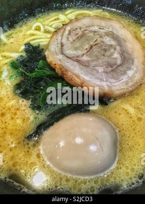 Un bol de soupe aux nouilles ramen chashu avec porc, œufs durs, mous et d'épinards Banque D'Images