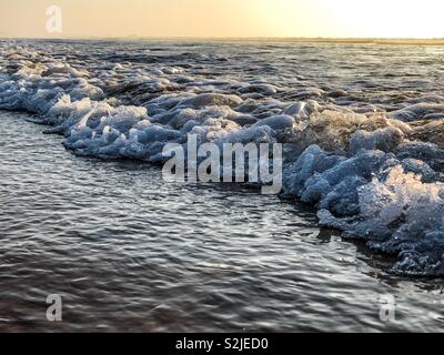 La marée les vagues au coucher du soleil, l'océan Atlantique, Agadir, Maroc, Afrique Banque D'Images