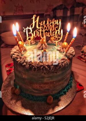 Gâteau d'anniversaire avec des bougies. Banque D'Images