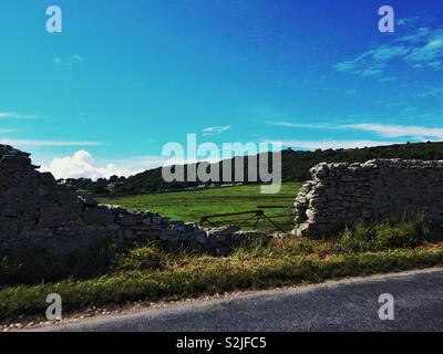 Vues à partir de la ligne de côte d'Anglesey entre Beaumaris et Penmon Point dans le Nord du Pays de Galles le 23 juin 2017. Pause au mur sur la route côtière. Banque D'Images