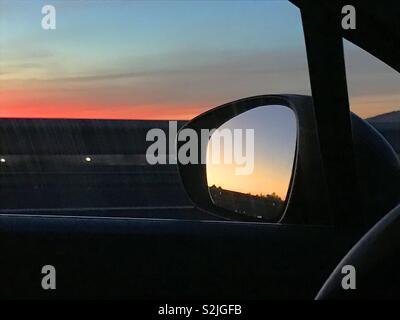 Coucher de soleil depuis l'intérieur d'une voiture Banque D'Images