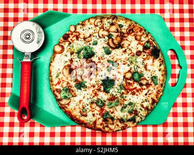 Dr. Oetker base d'épinards, brocoli et mozzarella pizza aux champignons Banque D'Images