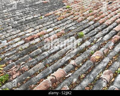 Arrière-plan de vieux rustique toit tuiles de céramique Banque D'Images