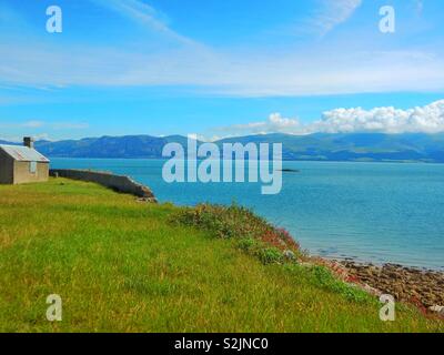 Vues à partir de la ligne de côte d'Anglesey entre Beaumaris et Penmon Point dans le Nord du Pays de Galles le 23 juin 2017. Banque D'Images