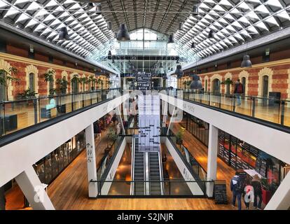 Intérieur de la Balna moderne shopping mall à Budapest Banque D'Images