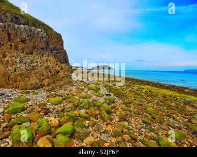 Vues à partir de la ligne de côte d'Anglesey entre Beaumaris et Penmon Point dans le Nord du Pays de Galles le 23 juin 2017. L'île de macareux Banque D'Images