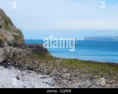 Vues à partir de la ligne de côte d'Anglesey entre Beaumaris et Penmon Point dans le Nord du Pays de Galles le 23 juin 2017. Banque D'Images